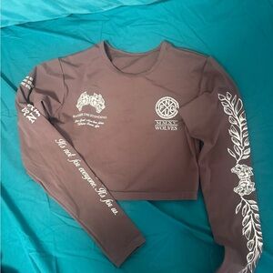 Darc Sport Graphic Long Sleeve Crop Top